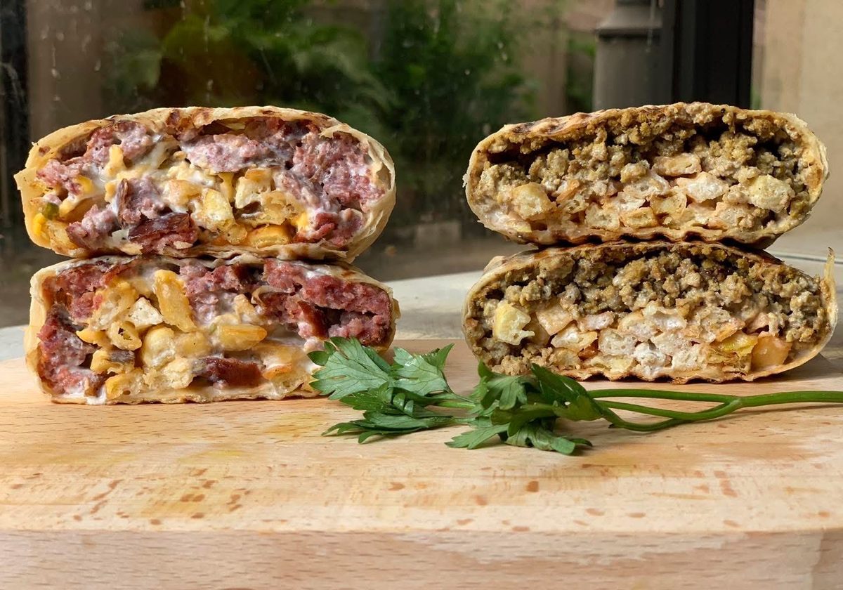 Deux tacos Delmas coupés montrant la garniture
